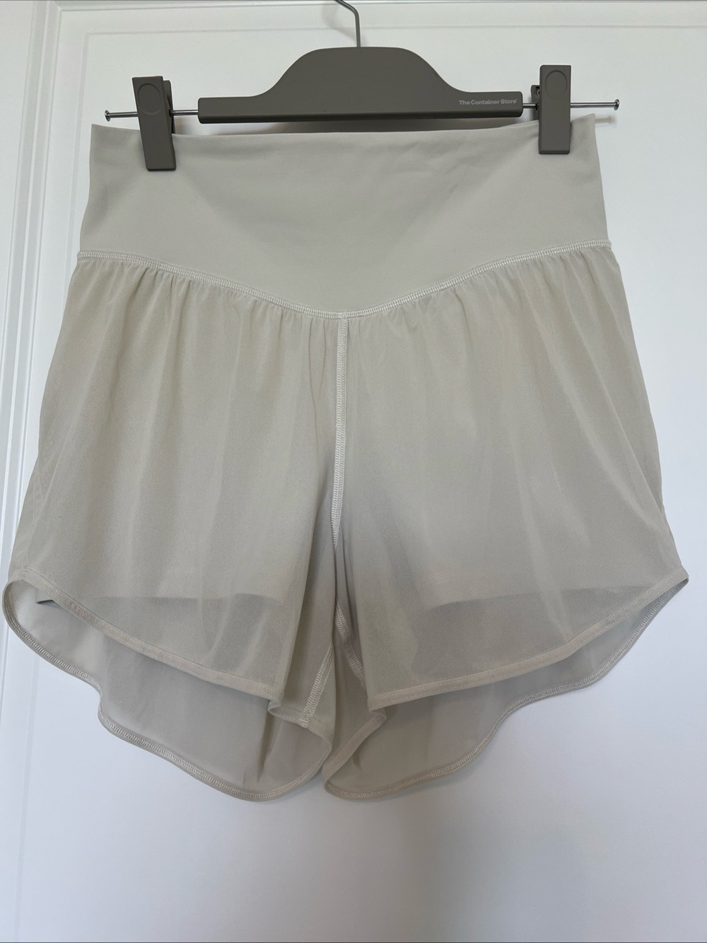 Lululemon Women mesh lined High-Waist off white Athletic Shorts sz. 8 very good